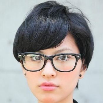 眼睛妹的抢眼发型_亿超眼镜网