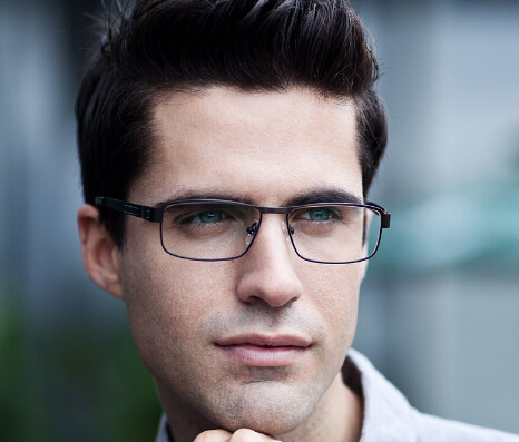 男子近视2000度 跟瞎了一样