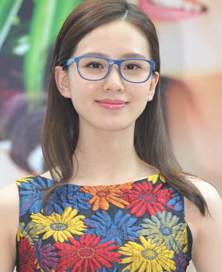 刘诗诗穿花裙戴眼镜现身 梨涡浅笑展现女神风