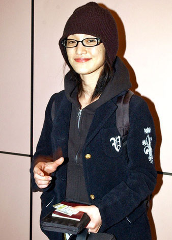 2005年12月24日,大陆演员周迅在韩国机场与mv导演邝盛相遇,凌晨一起