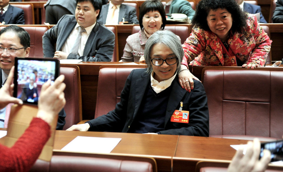 周星驰出席广东政协会议 白发眼镜惹骚动