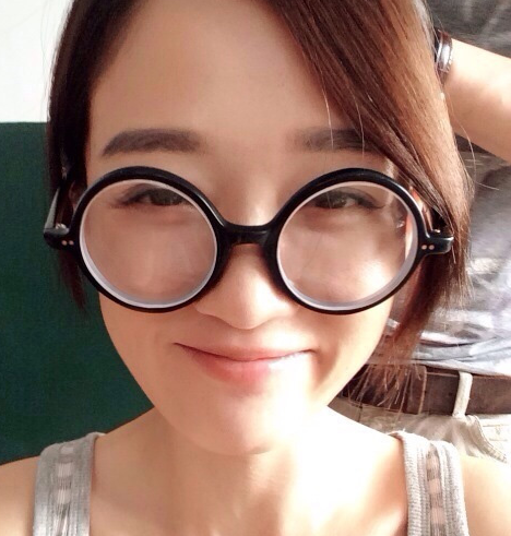 陈乔恩在微博晒出变身眼镜妹的萌萌哒造型,可爱调皮惹人喜爱