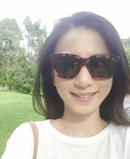 hebe田馥甄中秋节晒素颜美照,照片中,hebe戴着大框时尚太阳镜,身穿