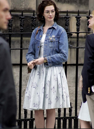 浪漫喜剧《onedai苏格兰爱丁堡的新镇开拍,女主角安妮·海瑟薇