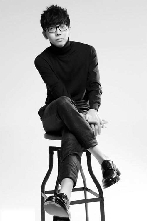 胡夏绅士风格装扮搭配黑框眼镜帅气有型