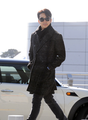 韩星宋承宪深灰色大衣搭配黑框墨镜时尚帅气